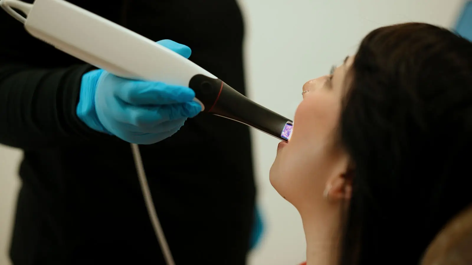 Intraoral scanner in use